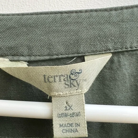 ☀️Terra & Sky Sage Green V-Neck Top - Picture 3 of 4